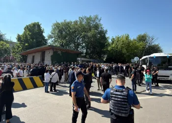 TBMM önünde Kılıçdaroğlu ve Özel destekçileri arasında gerginlik