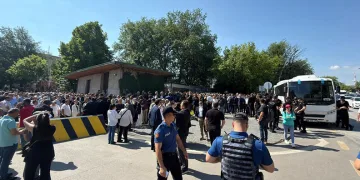 TBMM önünde Kılıçdaroğlu ve Özel destekçileri arasında gerginlik