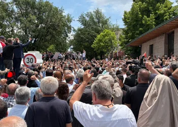 Özgür Özel TBMM önündeki kalabalığa seslendi