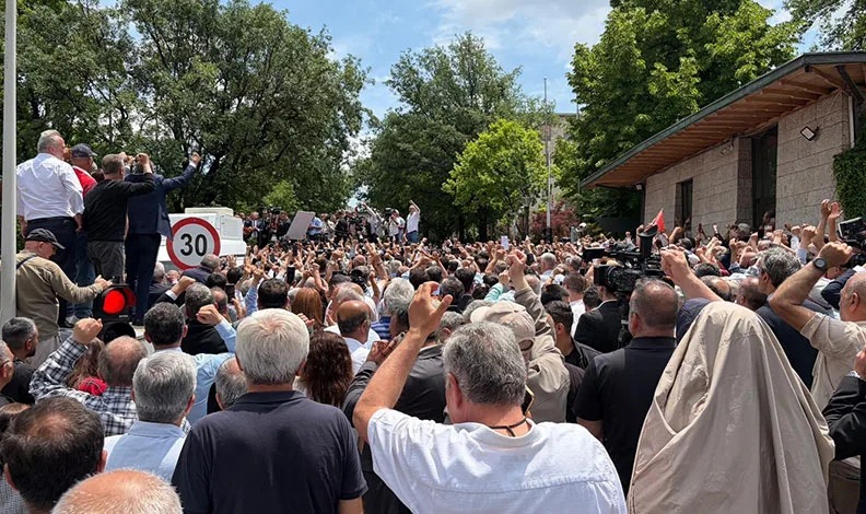 Özgür Özel TBMM önündeki kalabalığa seslendi