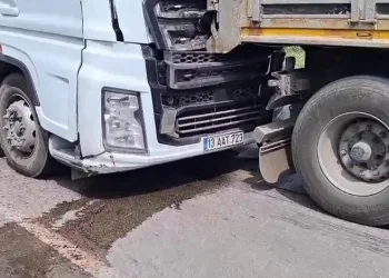 Tırlar çarpıştı facianın eşiğinden dönüldü
