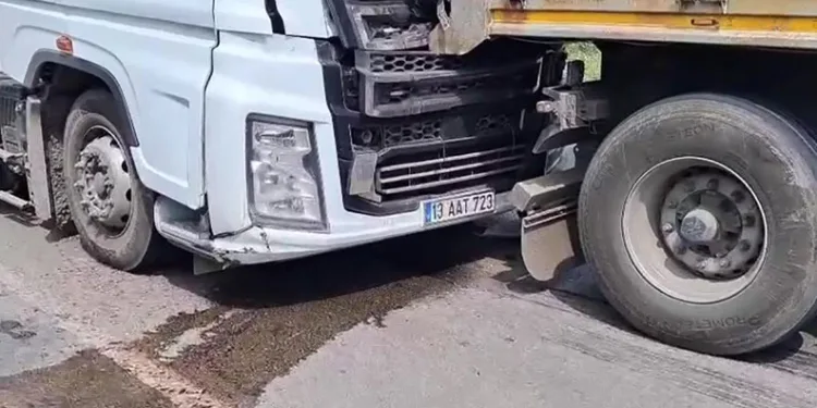 Tırlar çarpıştı facianın eşiğinden dönüldü