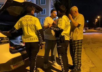 Kaza yapıp kaçtı, direksiyon başında sızdı