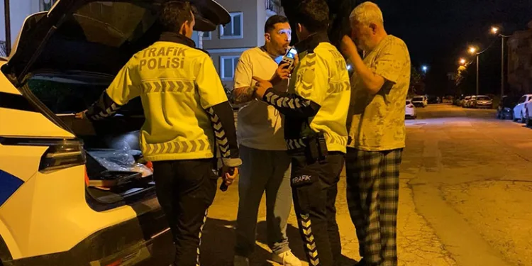 Kaza yapıp kaçtı, direksiyon başında sızdı