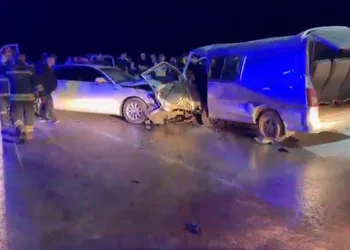 Gaziantep’te 2 araç kafa kafaya çarpıştı: 1 ölü, 12 yaralı