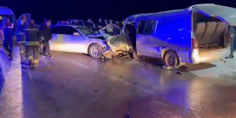 Gaziantep’te 2 araç kafa kafaya çarpıştı: 1 ölü, 12 yaralı