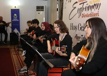İnegöl Belediyesi’nin gitar kursu kursiyerleri sertifikalarını aldı