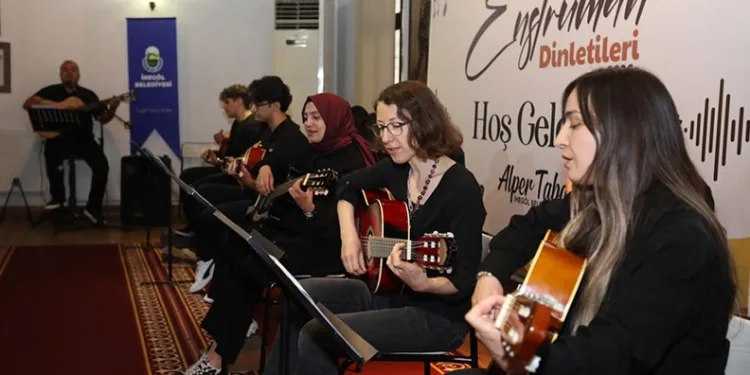 İnegöl Belediyesi’nin gitar kursu kursiyerleri sertifikalarını aldı