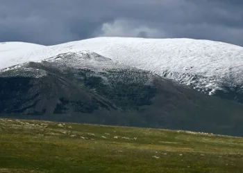 Haziran ayında Sahara Geçidi eteklerinde kar manzarası