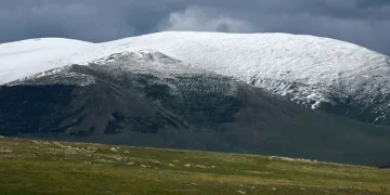 Haziran ayında Sahara Geçidi eteklerinde kar manzarası