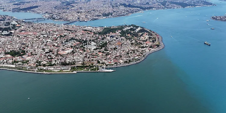 İstanbul Boğazı’nın güneyinde turkuaz şölen