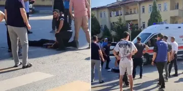 Okul servisi scooterle çocuğa ardından otomobile çarptı: 2 yaralı