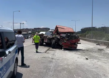 Bursa’da arızalanan kamyona çarpan TIR’ın sürücüsü hayatını kaybetti