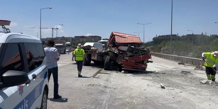 Bursa’da arızalanan kamyona çarpan TIR’ın sürücüsü hayatını kaybetti