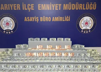 Sarıyer’de bir AVM’de 1 milyon TL’lik sahte dolar bozdurmaya çalışan şahıs yakalandı