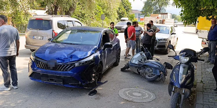 Bursa’da motosiklet otomobille çarpıştı: 1 yaralı
