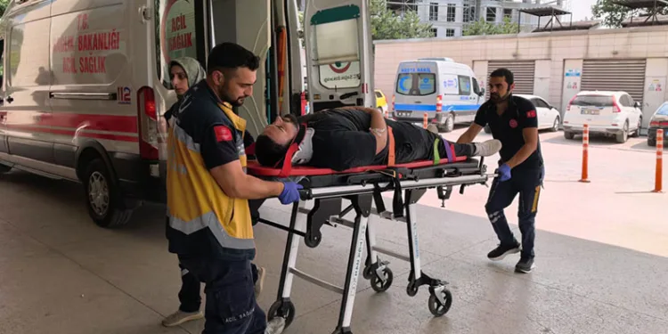 Otomobille çarpışan motosikletli yaralandı