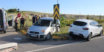 Kayseri’de otomobiller çarpıştı: 1’i ağır 6 yaralı