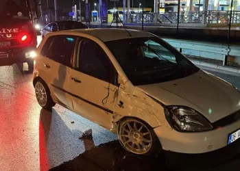 Bursa’da sıkıştırılan otomobil takla attı: 4 yaralı, sürücü firarda