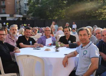 83 yaşındaki öğretmen yıllar sonra öğrencileriyle buluştu