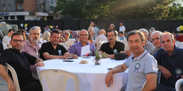 83 yaşındaki öğretmen yıllar sonra öğrencileriyle buluştu