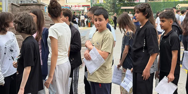 1 milyon 22 bin 658 öğrencinin başvurduğu LGS başladı