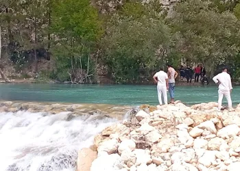 Serinlemek için girdiği çayda kayboldu