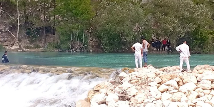 Serinlemek için girdiği çayda kayboldu