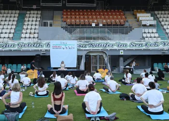Sağlıklı yaşlanma için yoga yaptılar