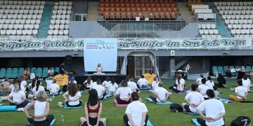Sağlıklı yaşlanma için yoga yaptılar