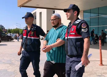 5 bıçak darbesiyle kuzenini yaralayan şahıs tutuklandı