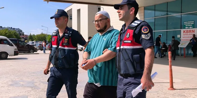 5 bıçak darbesiyle kuzenini yaralayan şahıs tutuklandı