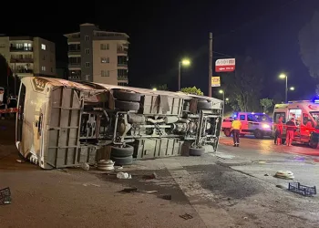 İzmir’de servis otobüsü ile otomobil çarpıştı: 4 yaralı
