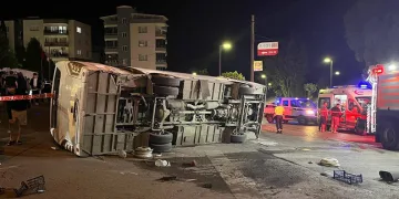 İzmir’de servis otobüsü ile otomobil çarpıştı: 4 yaralı