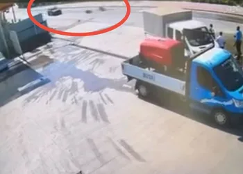 Su birikintisine giren motosiklet sürücüsü, ölümden döndü
