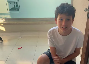 Bulduğu yavru kargalara evinde bakıyor