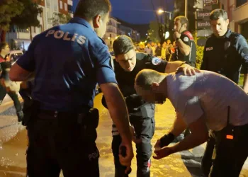 Kızını rahatsız eden gencin kulağını kesti