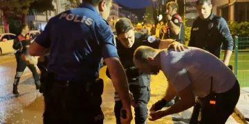 Kızını rahatsız eden gencin kulağını kesti