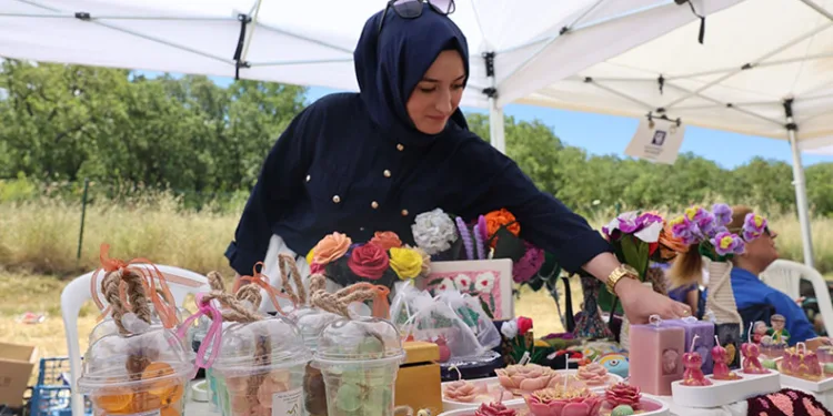 Bakım merkezi sakinlerinin el işi eserlerine tam not