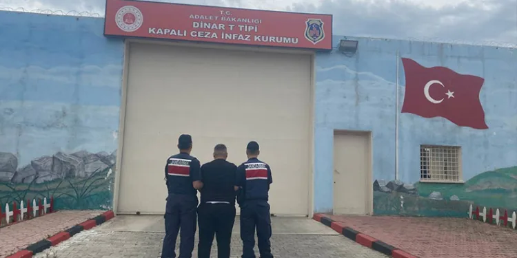 Jandarma çeşitli suçlardan aranan 48 kişiyi yakaladı