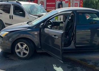 Balıkesir’de otomobiller çarpıştı: 3 yaralı