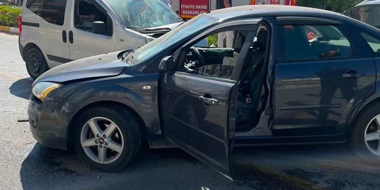 Balıkesir’de otomobiller çarpıştı: 3 yaralı