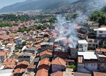 Bursa’da 4 ev alevlere teslim oldu