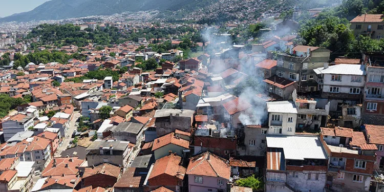 Bursa’da 4 ev alevlere teslim oldu