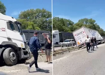 Karacabey’de ön lastiği patlayan tır refüje girdi