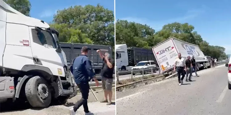 Karacabey’de ön lastiği patlayan tır refüje girdi