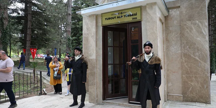 İnegöl Fatihi Turgut Alp kabri başında anıldı
