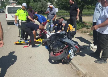 Yol kenarında duran motosiklete araç çarptı: 1 yaralı