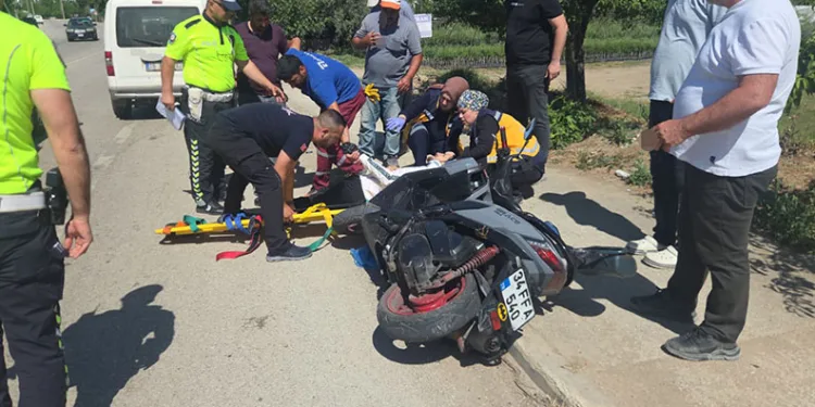Yol kenarında duran motosiklete araç çarptı: 1 yaralı