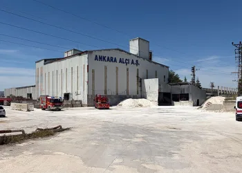 Ankara’daki fabrika yangını söndürüldü